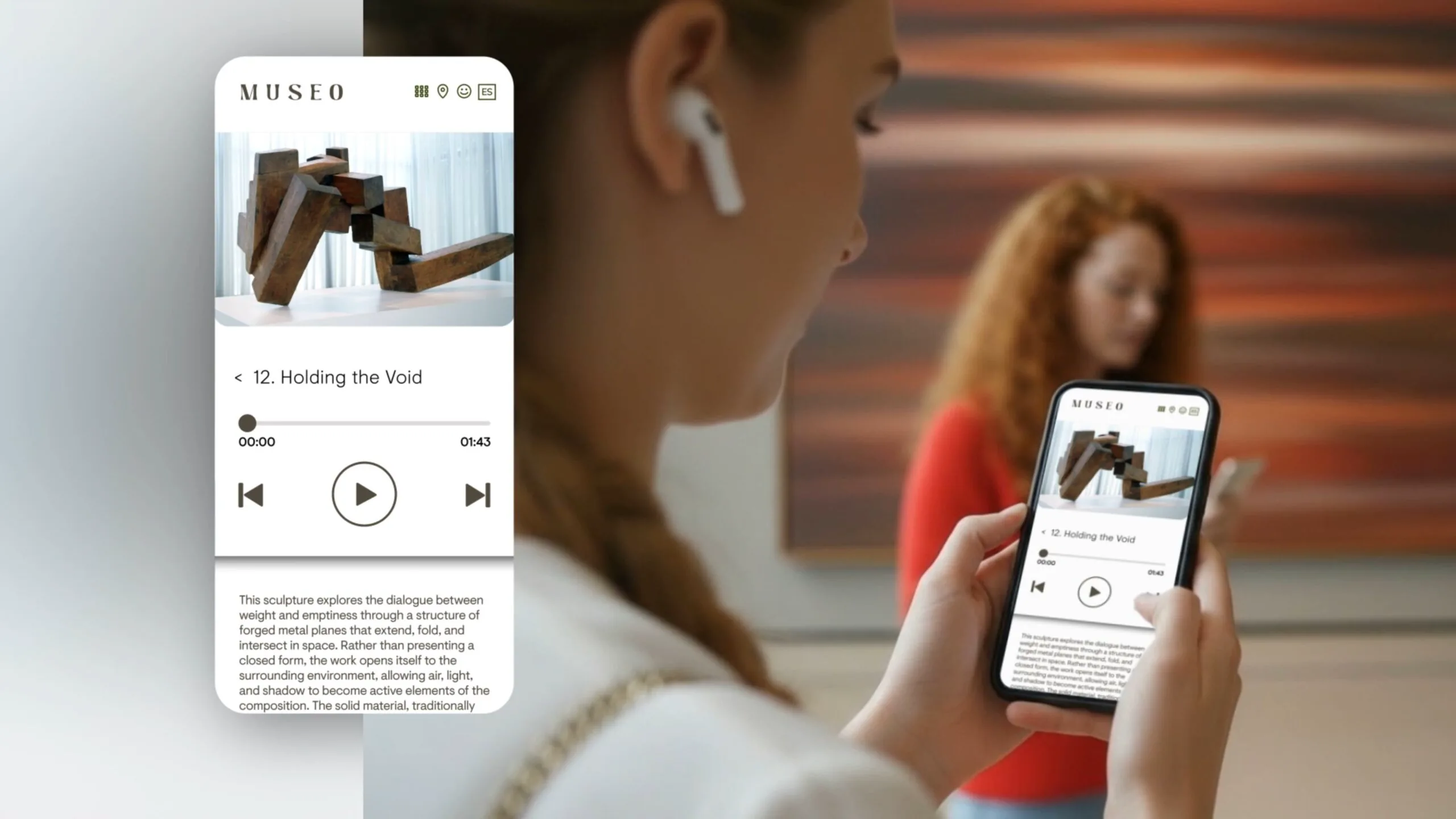 Visitante escuchando la audioguía Audioguiarte con la ficha de una obra en el móvil