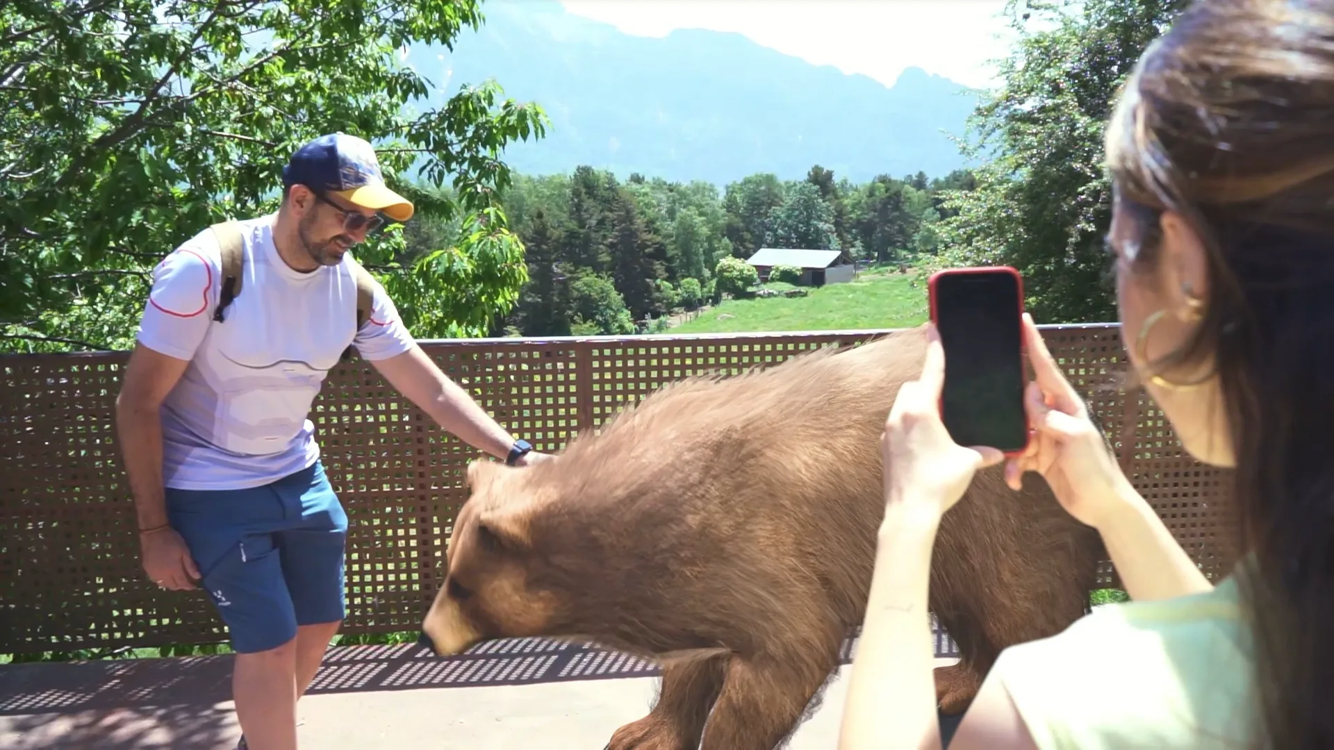 Visitante interactuando de cerca con un oso en el parque de Lacuniacha