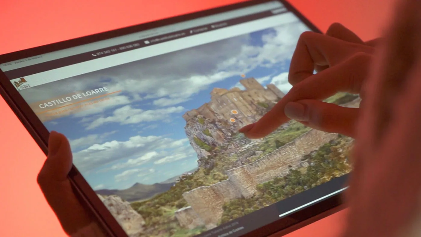 Tablet mostrando la experiencia digital del Castillo de Loarre con puntos interactivos