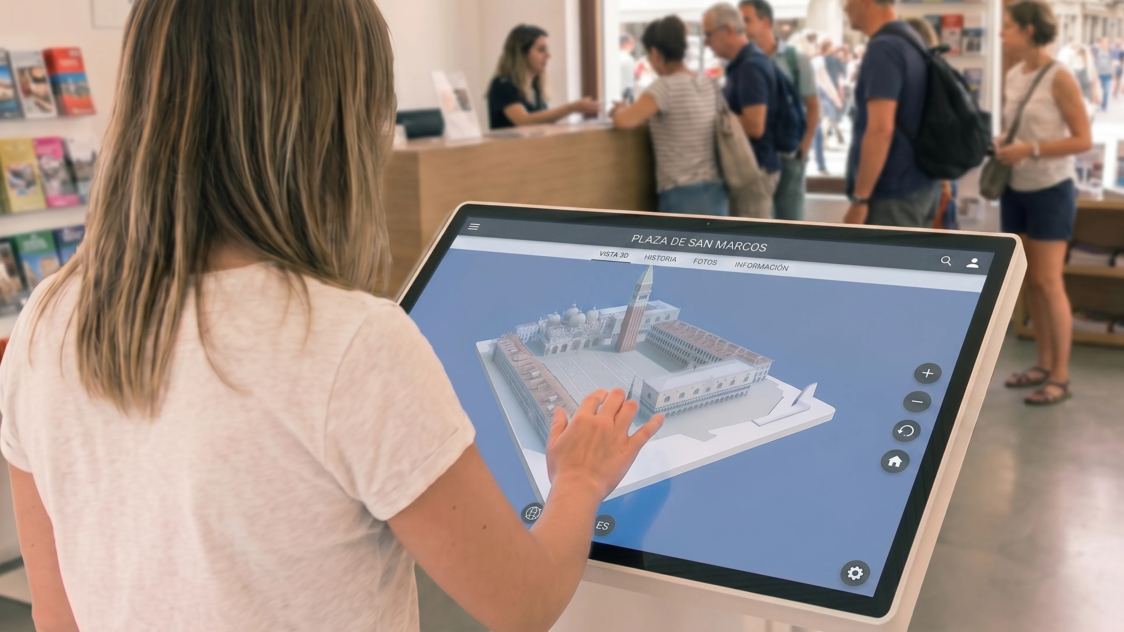 Gemelo digital de un destino turístico navegable con avatares guía