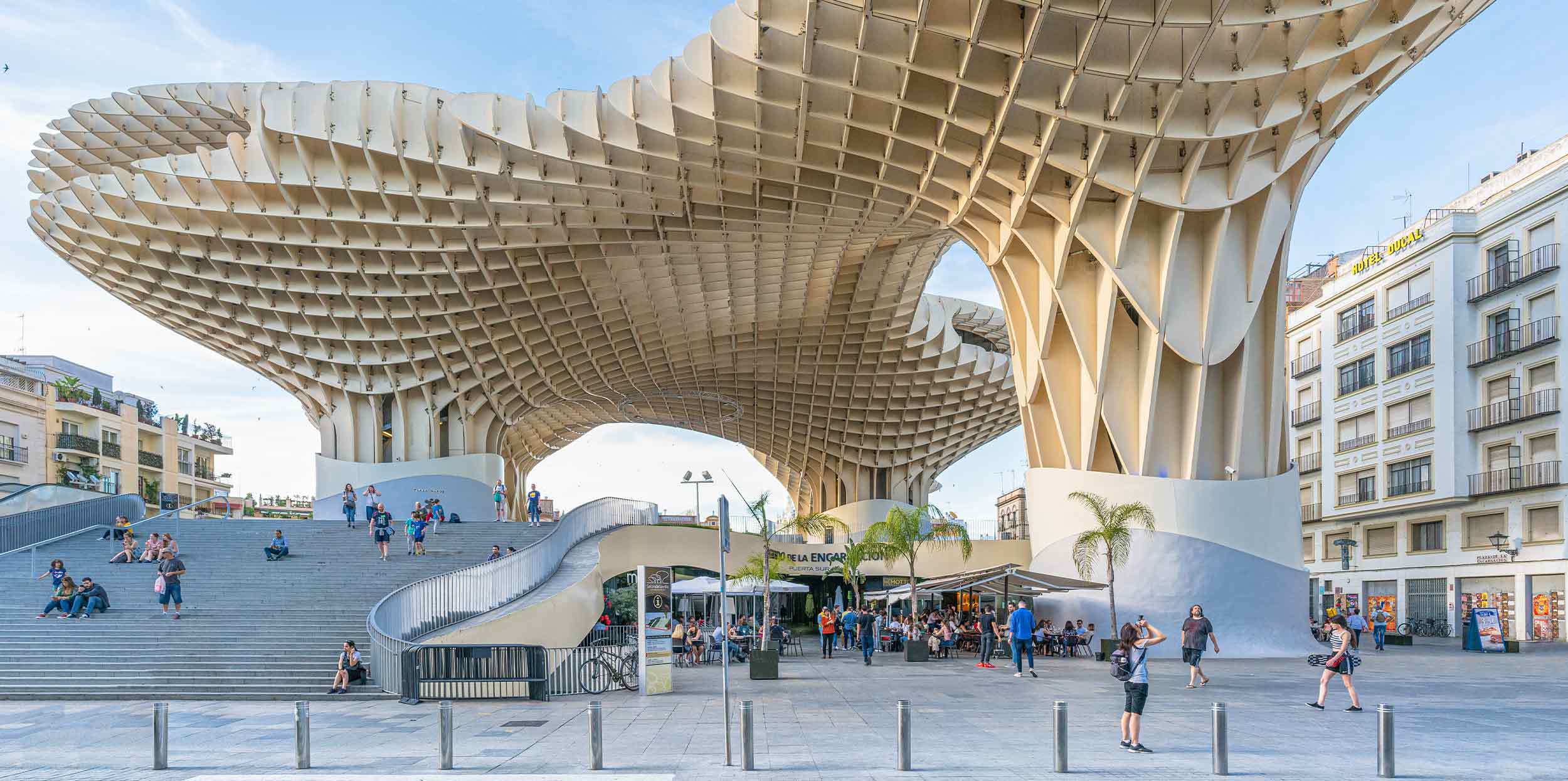 Las Setas de Sevilla (Metropol Parasol) a pie de calle con visitantes