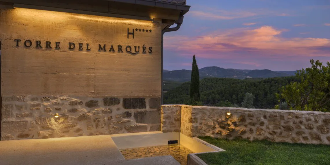 Hotel Torre del Marqués al atardecer, entre viñedos y montañas del Matarraña